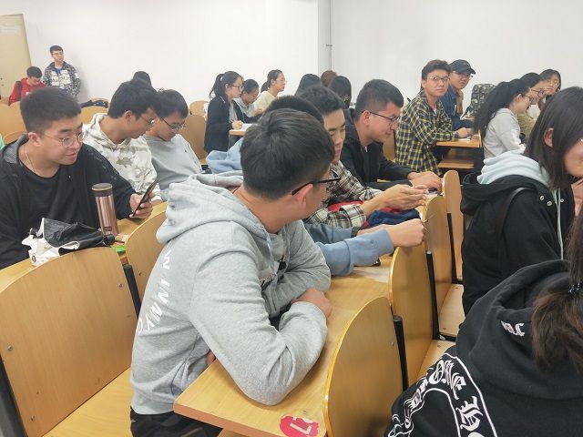 【完满班级】赤子心 中国情——食品与环境学院食安1603班级爱国影片欣赏