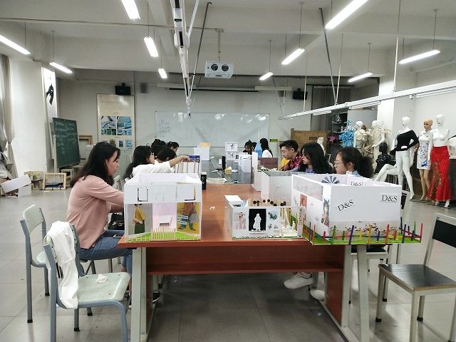 【完满班级】未来可期自创小家——艺术传媒学院服装1601班举办“展望未来 小蜗自创”创意店面设计完满班级活动