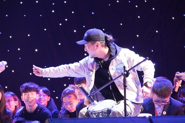 600名小屋的“族人们”齐聚乌马河随民谣律动——“大冰的小屋·百城百校音乐会”信息学院站