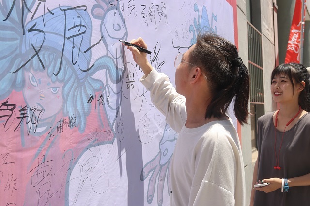 滑板上的“战争”——28所高校160名“板仔”齐聚信院，极限开滑！