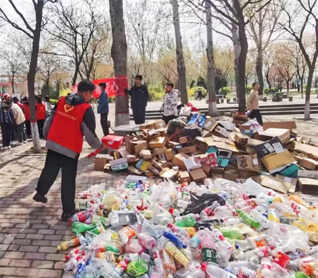 手赠玫瑰 与子同裳 让爱留在桃园堡——淬炼·国际商学院专项志愿服务队4月份活动