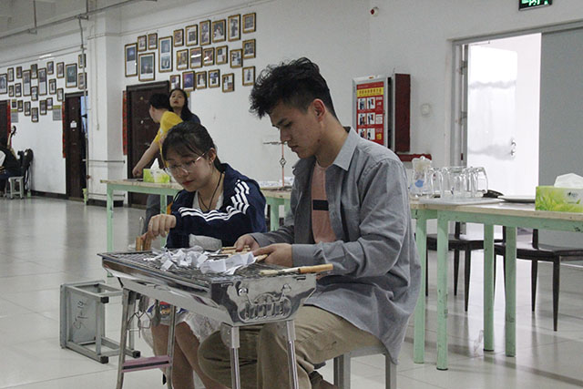 【戏剧节】第七届“魅夜乌马河”校园戏剧节《最Hold晚餐》剧组采访