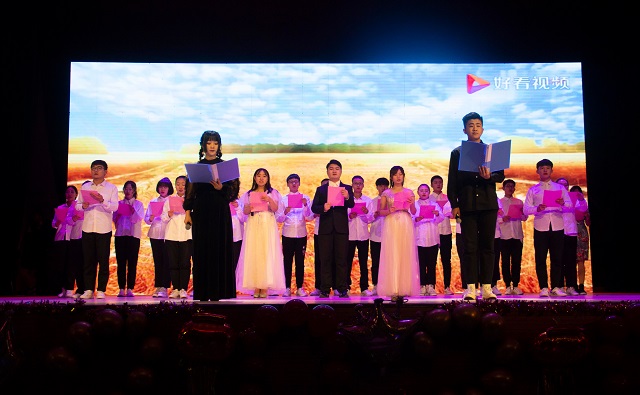 缤纷多彩元旦晚会:愿信院学子只争朝夕 不负韶华