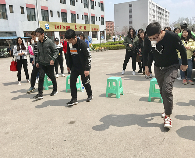 艺术传媒系14、15级视觉专业共拼搏、同奋进之“拥抱四月”主题团日活动