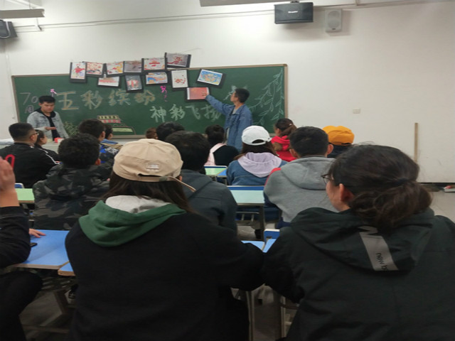 【完满班级】用青春作画 绘灿烂人生——艺术传媒学院视觉1901班“五彩缤纷 艺彩飞扬”庆祝建国70周年手抄报作品展