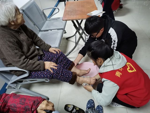 【公益服务】爱心暖夕阳 走进敬老院——食品与环境学院行走的力量“有爱·有家”班级公益活第47期