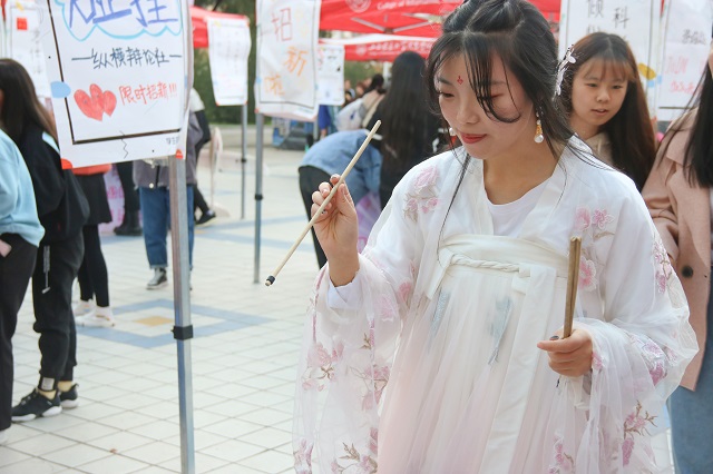 第七届“百团大战”信院吉尼斯挑战赛暨社团纳新线下咨询会圆满落幕