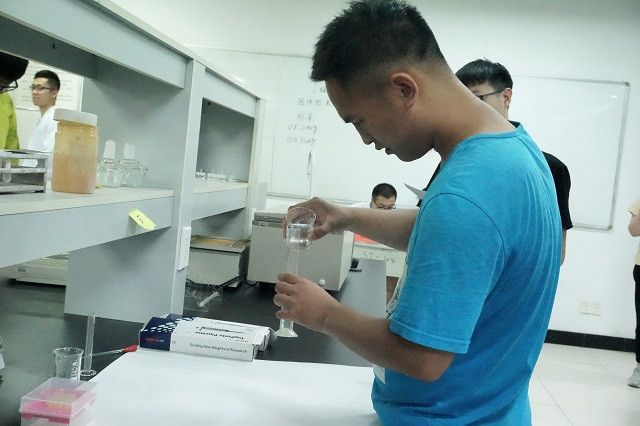 专业完满蹭火花 实验技能大比拼——食品与环境学院举办首届“动医达人秀”实验室技能大赛