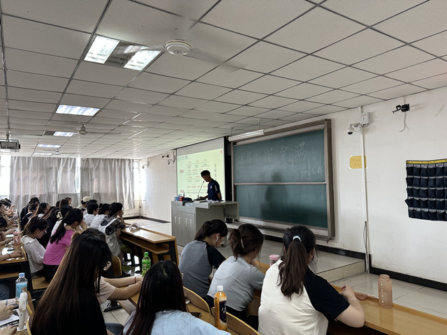 【辅导员说完满】想要向上生长 必先向下扎根——淬炼·国际商学院2020级辅导员说完满活动