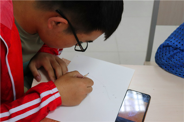 【完满班级】刀“尖”舞蹈 “纸”间艺术——智能工程学院工设1701班举办“刀尖舞蹈，纸间艺术”完满班级活动