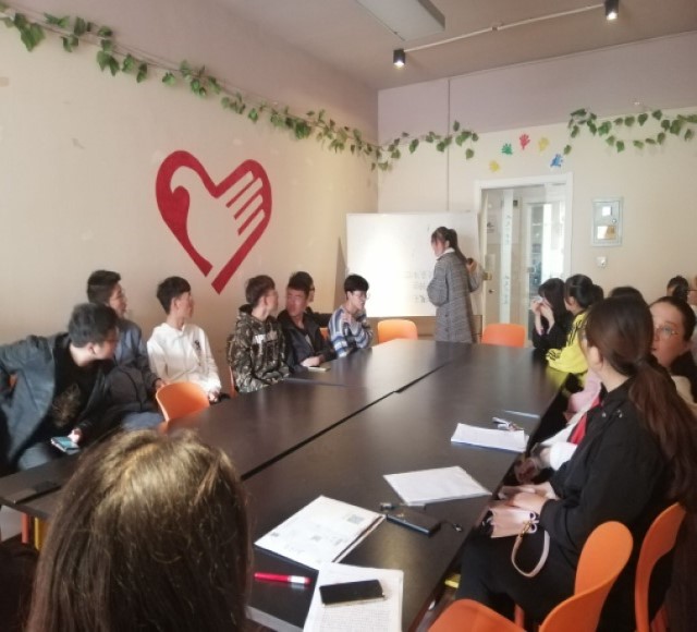 【完满班级】数据1802班“公益同行”垃圾分类小课堂