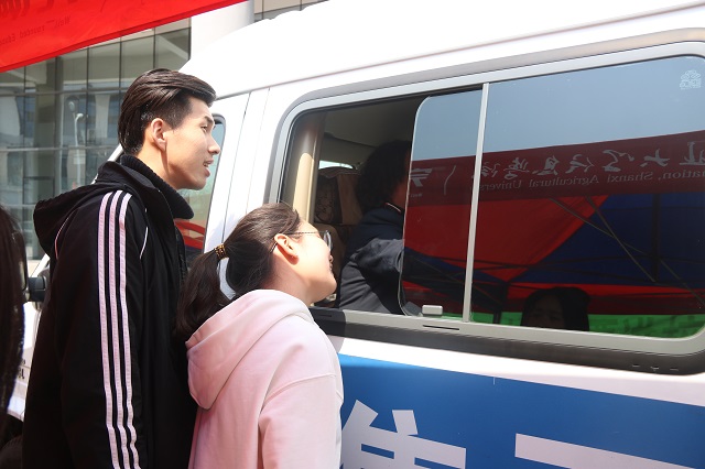 【火车票进校园】手赠玫瑰 心留余香——记“三个出行”送票进校园成功举办