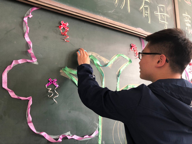 【完满班级】爱在心中 感恩更美——智能工程学院电气1703班举办“爱在心中 感恩更美”完满班级活动