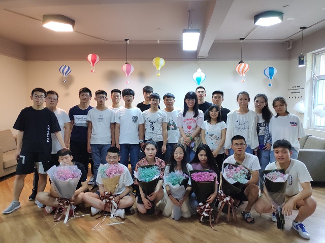 【完满班级】花艺——用鲜花点缀生活——软件1805班“群芳争艳”花艺设计大赛