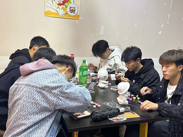 【完满团支部】绘涂石膏 其乐融融——淬炼·国际商学院营销2301班完满团支部活动