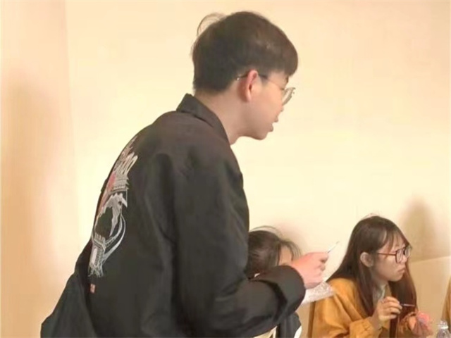 【完满团支部】约“绘”春天 拾趣斑斓——淬炼·国际商学院资产评估2201班完满团支部活动