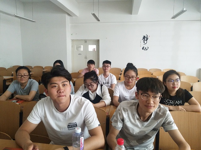 【完满班级】飞扬青春色彩 挥舞红色旗帜——经济与管理学院国贸1503班、区域1701班、国贸1501班举办完满班级活动