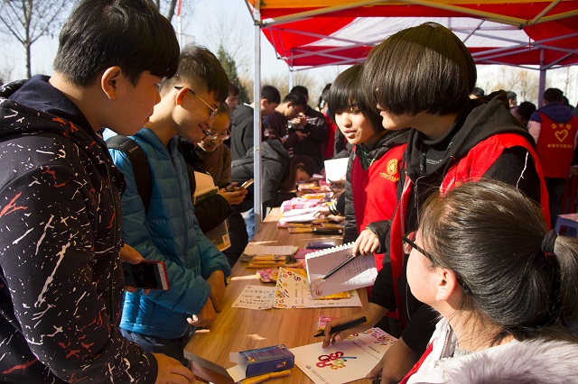 【社团快讯】行动起来 向‘零’艾滋迈进——开展世界艾滋病日主题宣传活动