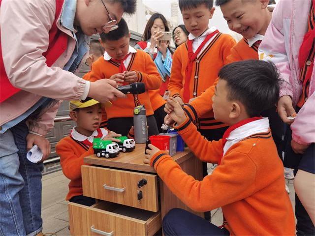垃圾分类进孟园 童心同行助环保——淬炼·国际商学院绿色守望专项志愿服务队4月活动