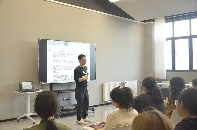 【1+1>2】礼仪塑形象 携手“艺”起来——淬炼·国际商学院携手艺术教育中心开展“‘仪’起过的芳华岁月——基本礼仪”主题讲座