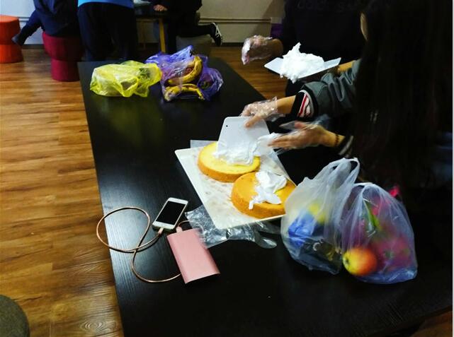 【完满班级】小月风来晚 戴云密遮星——机电工程系电气1604班“男女DIY蛋糕涂鸦”完满班级活动为冬季增添光彩