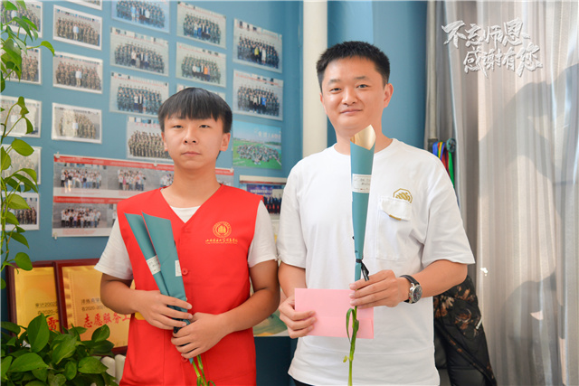 爱师乐学月:为教师亮灯 道一声“您辛苦了!”