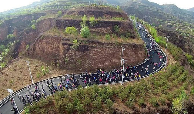 第52期乌马河周末文化广场之环科系举办绿色登山活动