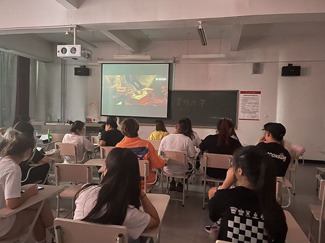 【完满班级】爱师乐学 德才兼备——环设2002班电影感悟