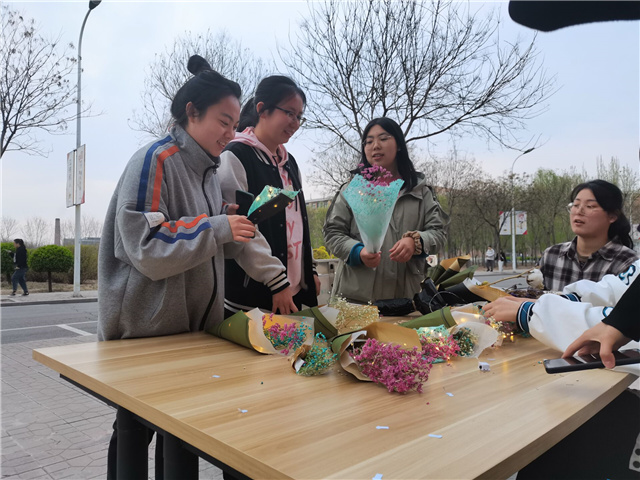 洒下爱心 阳光圆梦——记远景青年志愿者协会义务“益”卖活动成功举办