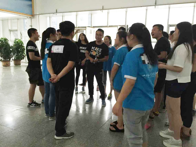 信工系举办“奔跑吧 毕业生”毕业生撕名牌大战