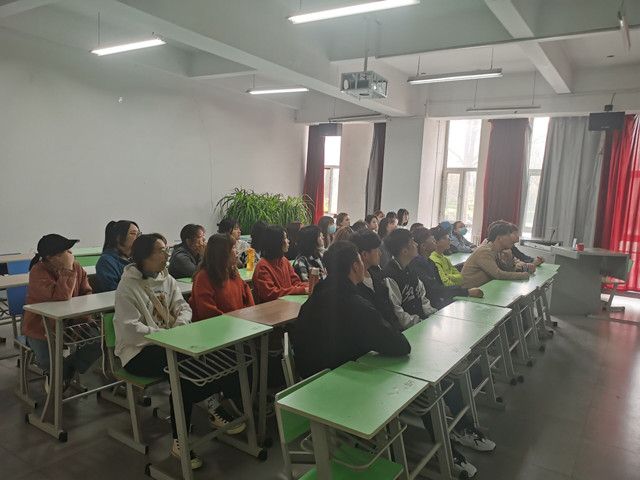 【完满班级】观雷锋前辈事迹 品前辈的精神——视觉1803班举行观看公益影片活动