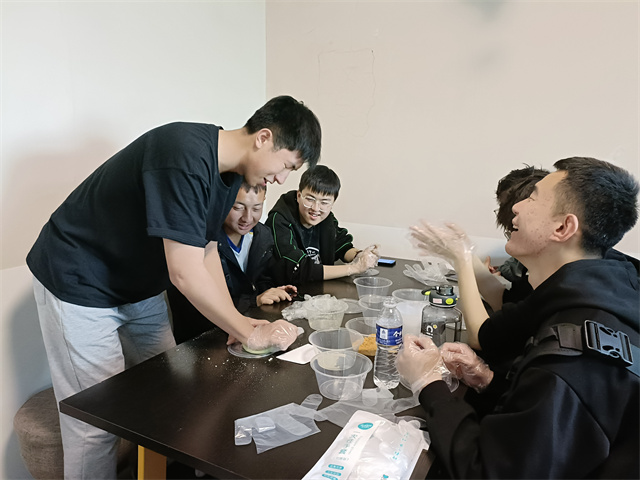 【完满团支部】巧手做青团 品一口春天的味道——淬炼·国际商学院会计2105班完满团支部活动