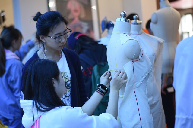 【完满班级】服装立裁 感受设计——艺术传媒学院服装1601班举办服装立裁体验活动
