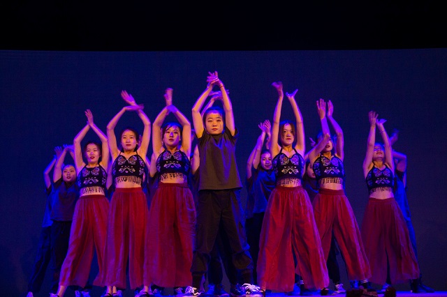 缤纷多彩元旦晚会:愿信院学子只争朝夕 不负韶华