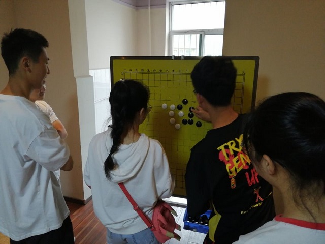 【完满班级】桌子上的战争——艺术传媒学院环设1805班举办“珍惜当下 悦动青春”五子棋大赛
