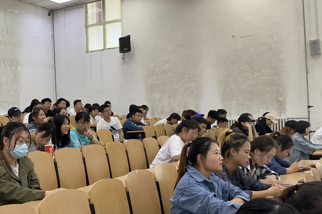 【辅导员说完满】预防风险 守住安全——经济与管理学院开展“开学第一课”主题年级会