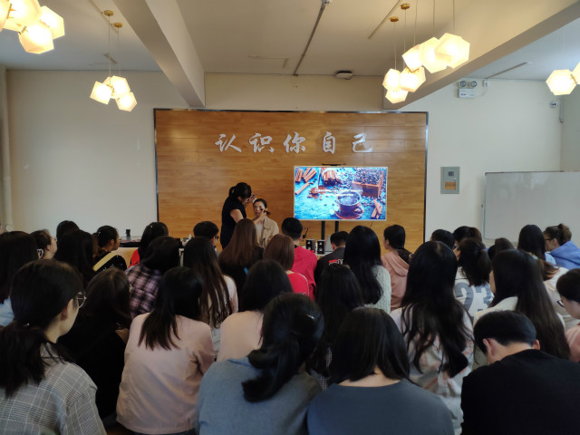 妆动职场 与崭新的自己相遇——经济与管理学院开展“职业新向 妆艺奇享”职场礼仪化妆活动