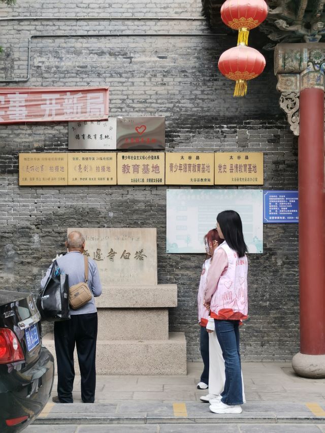 悠悠千年寺 巍巍一白塔——金笺淡墨专项志愿服务队