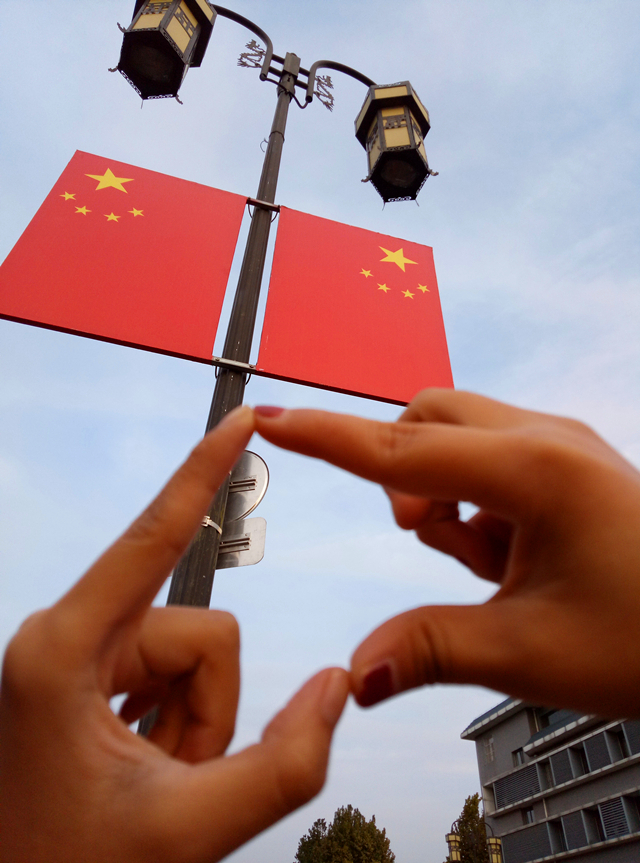 一抹中国红燃遍祖国大地——淬炼商学院举办2014-2017级基层班级国庆专题活动