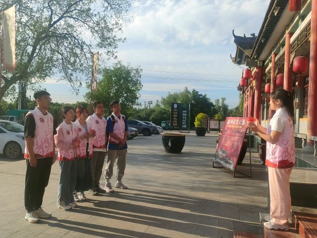 饼承百年韵 香传天下情——金笺淡墨专项志愿服务队