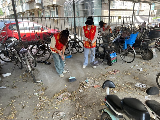 志愿于心 服务于行——经济与管理学院开展社区卫生清理志愿活动