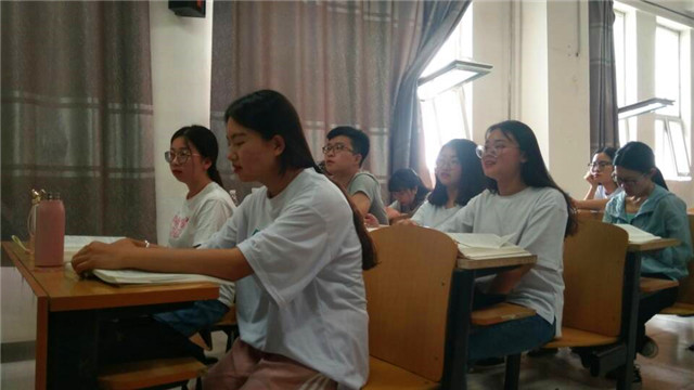 【完满班级】历经千帆 青春无问西东——淬炼商学院六月完满班级主题活动（十二）