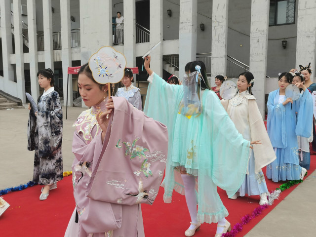 【戏剧节】着一袭汉服 载万千风华——“樱花诗话”汉服主题活动