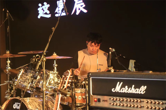 让生命再热烈一次!迷路鲸鱼乐队热力开噪 嗨出青春style