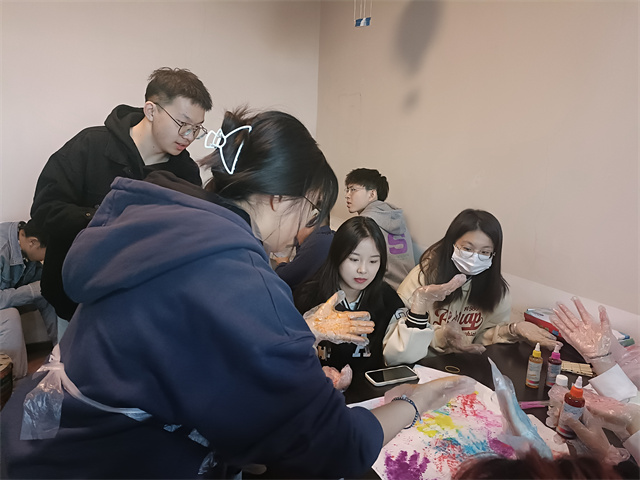 【完满团支部】巧手添色 邂逅扎染魅力——淬炼·国际商学院会计2105班完满团支部活动