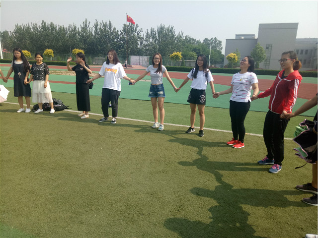 【完满班级】别催我长大 重回童年时代——经济管理系“忆童年欢欣岁月”区域1601班趣味游戏活动