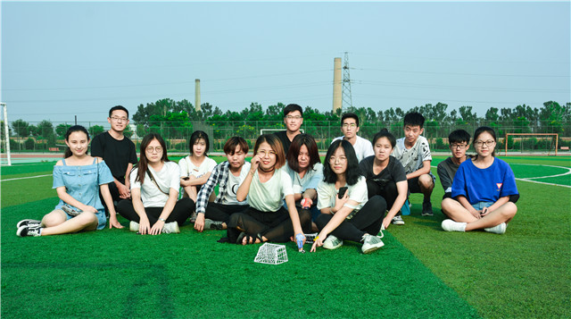 前行第159期:战况激烈 信院学子手绘百球火热引燃世界杯