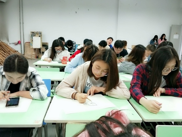 【完满班级】绘尽姹紫嫣红 一览信院芳华——艺术传媒系视觉1601、1602班举办“指尖上的信院”最美信院绘画活动