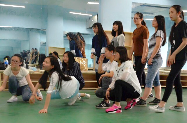 【戏剧节】戏中有戏 听 秦淮河畔的抗日悲歌已经奏响——探班剧目“秦淮末景”