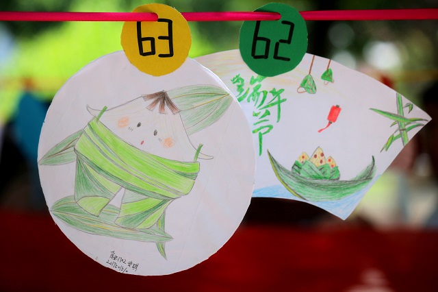 巧用中国元素 我校首届折扇扇面设计大赛成功举办